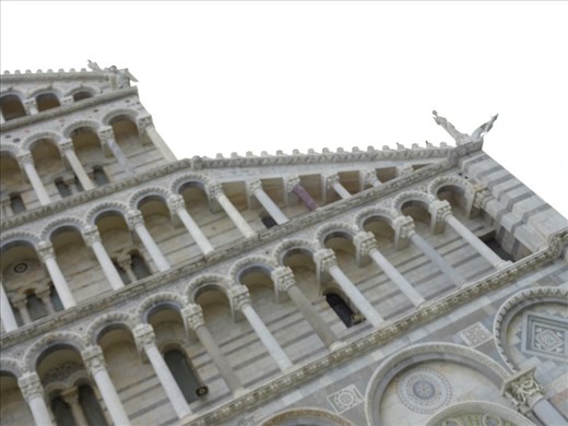 Upper facade of Pisa Cathedral. Note the pink(ish) column towards the right side