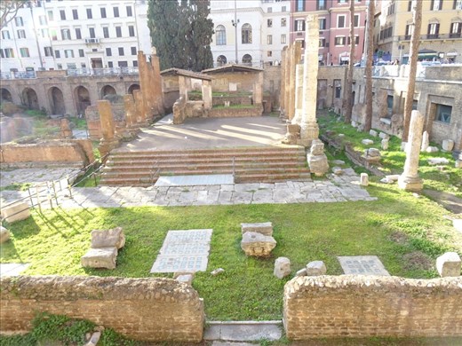 Largo Di Torre Argentina - sacred area