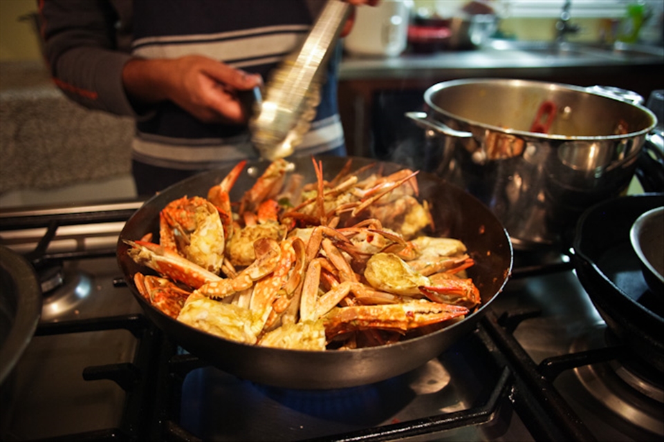 Crab curry cooking