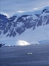 We saw lots of ice floes. The different ice forms are divided into categories: Icebergs, bergy bits, growlers and brash ice.: by suziqtn, Views[168]