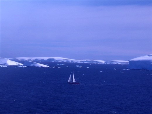 A better view of the sailboat.