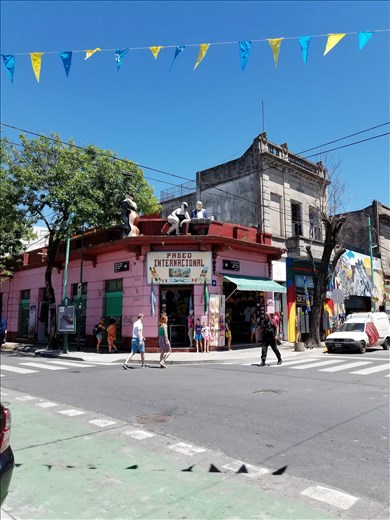 Note more statues on top of this store.