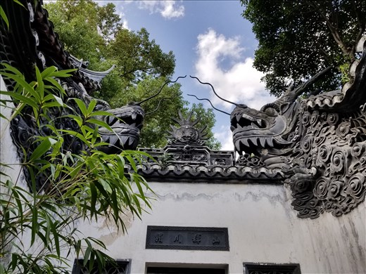 2 dragons in Yu gardens fight to capture the pearl. Dragons in China are reputed to each carry a pearl in their mouths.
