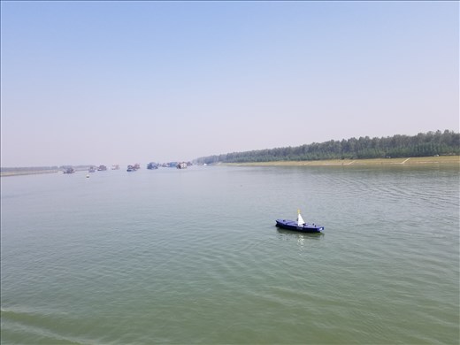 Along view of traffic on the Yangtze.