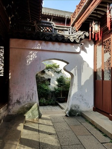 Here the gate resembles a vase.