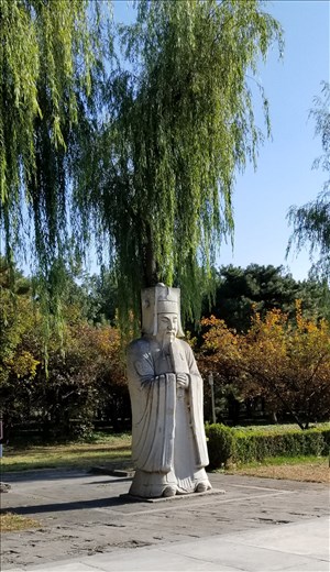 Along the sacred way, there were officials and soldiers. Their headgear denoted rank.They were guarding the tombs.