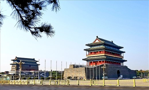 Unfortunately, the day we were there, there was a dignitary visiting and we couldn't stand in the square, but view it from across the street.