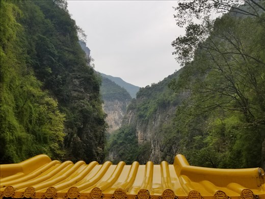 Looking through the 2nd gorge from the sampan.