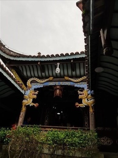 As was common throughout China, there were dragons decorating the entrance.