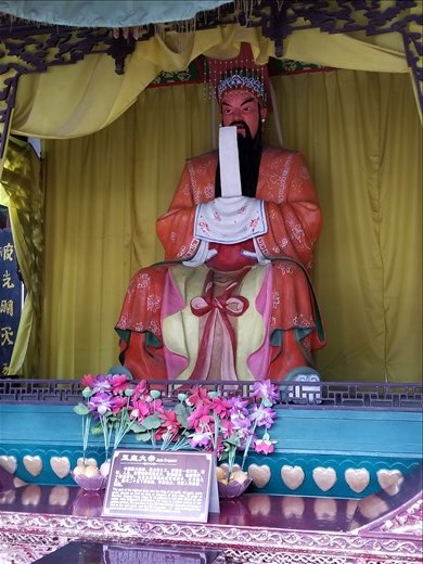 Once inside the temple, there were icons representing various warriors, emperors and empresses. This one depicts the Jade Emperor.