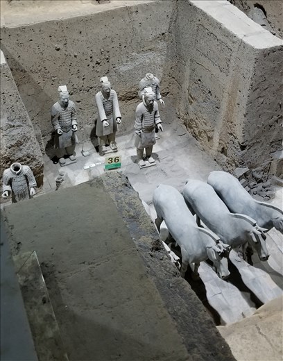 Both in Pit 1 and here in the headquarters pit, you see warriors with their hands extended and horses a small distance away. They were chariot drivers, but since the chariots were made of wood, they didn't survive.