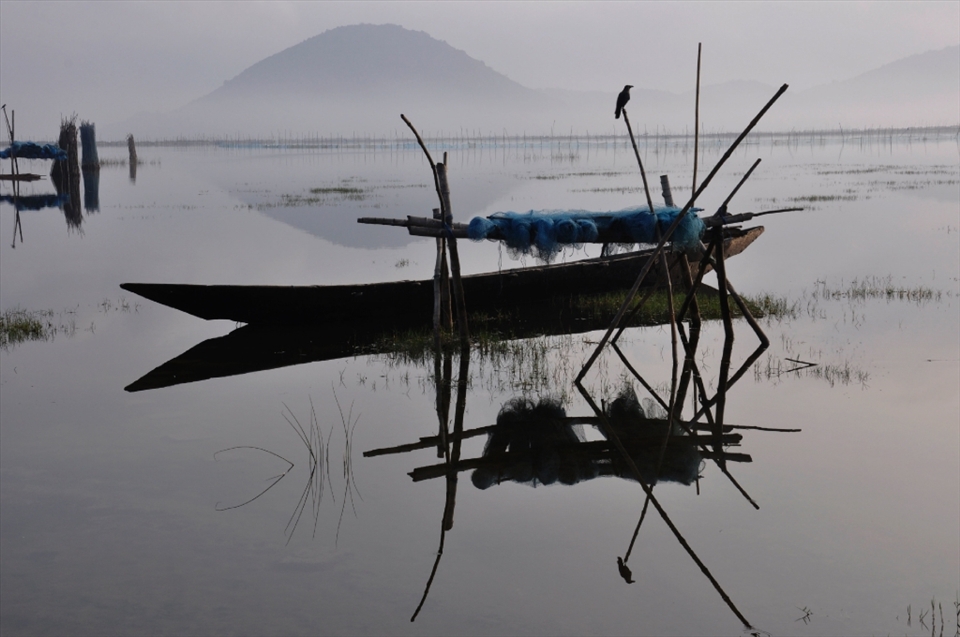 The boat and the net was ready for fishing at the lake.