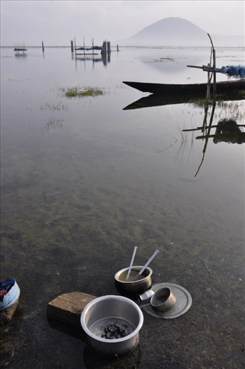 The utensils were there for washing. Fishermen, who lived by the side of the lake, they come to wash their domestic utensils after meal...
