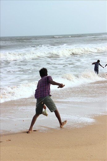 a local about to throw his fishing wire covered with bait for the fishes