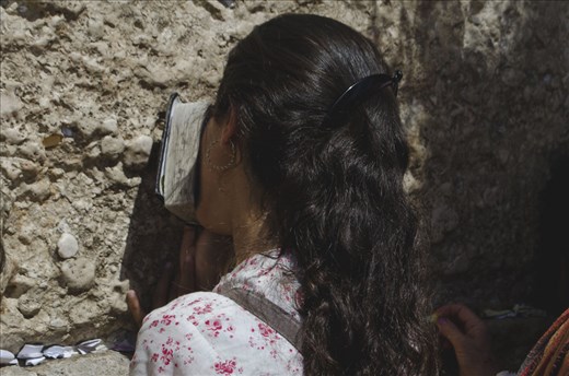 a young woman taking the time to pray for what's important 