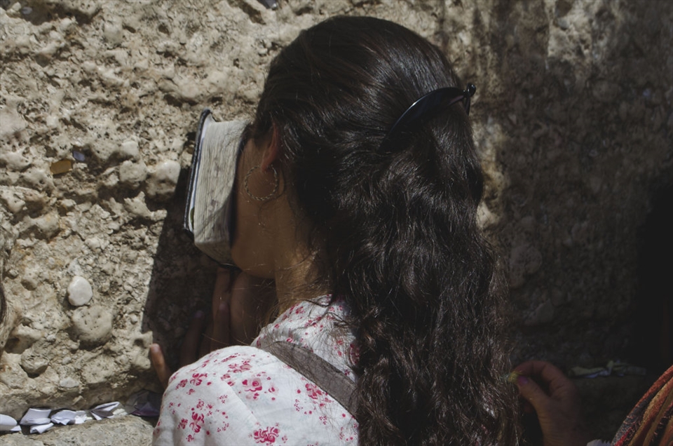 a young woman taking the time to pray for what's important 