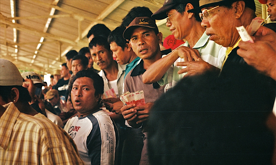 Main Jaran is a once a year event. Thrill seekers from nearby villages crowd the stands, climb the surrounding walls or hang on trees for a peek. Betting occupies the majority, minimum bet for locals is 50,000 rupiah (5$), foreigners must start betting at 200,000. Jockeys' parents are paid 100,000 per race, stable owners make millions.