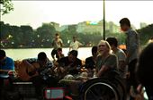 Weekends, a group of people gather at Hoan Kiem Lake to sing for everyone. Anyone interested can join. With only a few guitars, they have created a very large amateur 