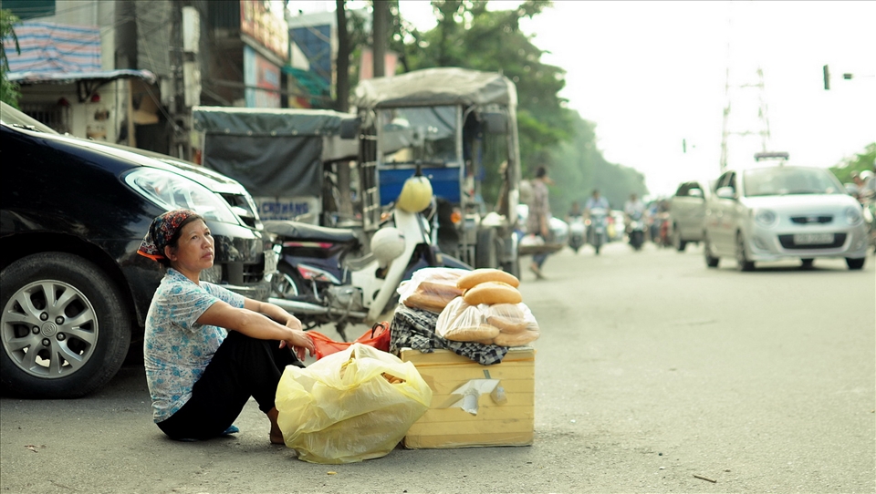 Looking at the bustling moving lines of vehicles, she was pondering about her miserable life.