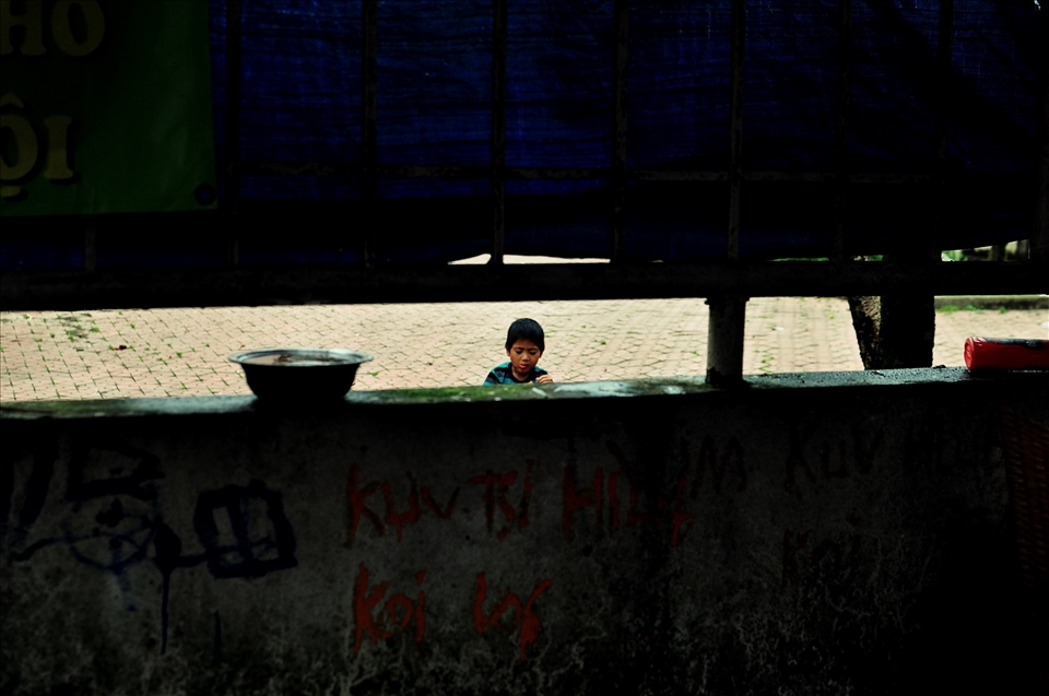 He is an orphan I met at a village right under Long Bien Bridge. He had no relatives left. His meal usually comes from the waste food from street vendors.