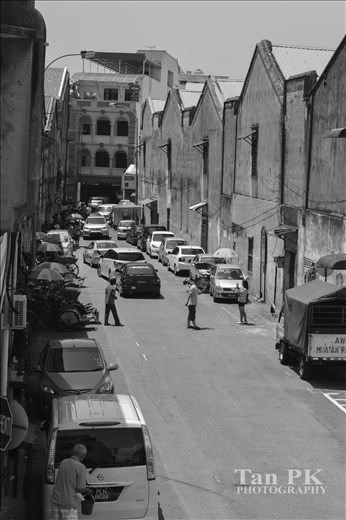 Every time when I looked down the street,it gives me a feeling like back to 40's.It was Saturday, many tourist and cars came across the street.I choose to snap this photo when there was less people and cars pass by.Still, it can't gives a satisfaction until i changed it to black and white.Imagine the old time ,the street might be look like this.