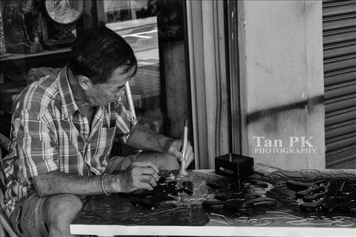 I was wandering down the street just as I saw this man tried to make a board with some gold paper and red paints,I drag my feet.It was a traditional plaque.The old man told me that younger nowadays doesn't like to learn the traditional way to do this plaque,that is why not many people know the way to make it.