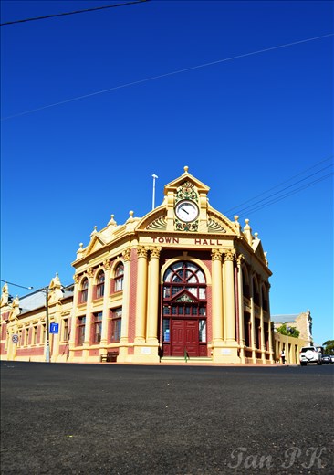 This is the building in the York Town, the oldest inland town in Western Australia.This is the York Town Hall.
