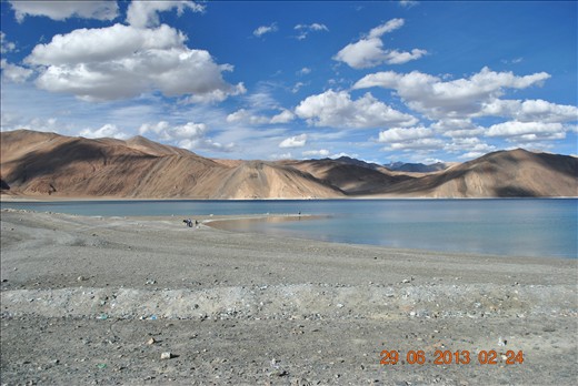 The clouds space out, as if to create equality between the sky and the sea.