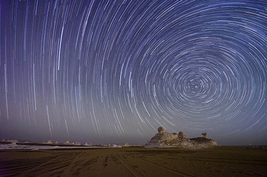 Photographing a star trail in the pure sky of the desert