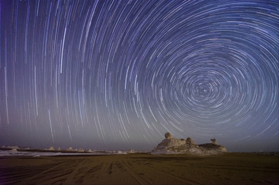 Photographing a star trail in the pure sky of the desert