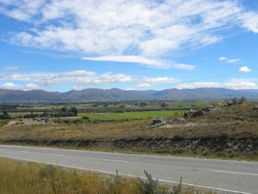 The Dunstan mountains continue northward from Omakau.