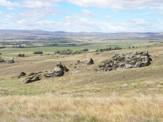Stone outcroppings litter the Raggedy Range leading to the Ida Valley. Does anyone expect to see the Rohirrim galloping into view? You should!