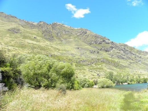 The rocky outcroppings look remarkably similar to those around Omakau.