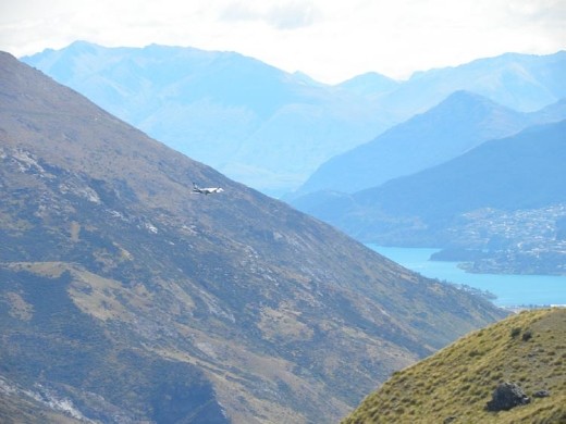 Holy crap! Where did that jet come from? Yes, he's waaaay down below the mountain tops. (Warning: objects in your mirror are closer than they appear!) Note to self: DON'T fly into Queenstown! You won't like the approach...
