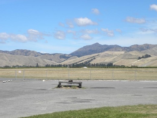 This way has brown hills and over our shoulders is plenty of green, green vineyards. An interesting juxtaposition.