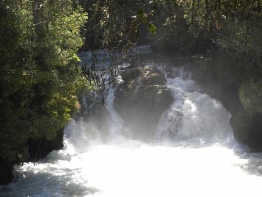 Again, you can see the effects of the strong current with the water gushing over the rocks.