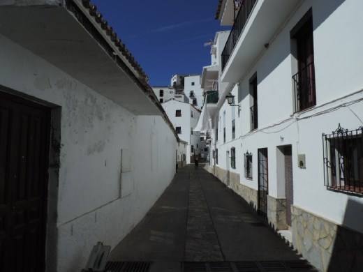 If it weren't for the whitewash on the walls, we'd swear we were in an Italian hill town. Nevertheless, the Spanish hill towns are beautiful in their own right.