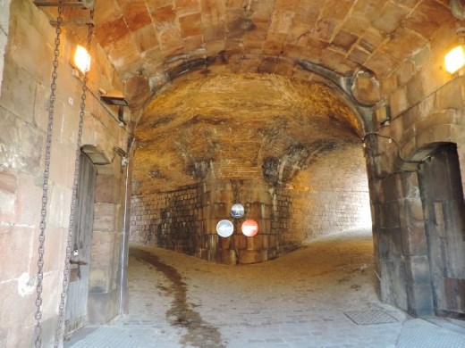 Entering Montjuic Castle. Which way to turn? (Turns out, either way works.)