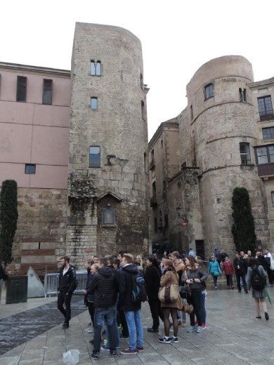 Roman walls and towers are scattered throughout Barcelona. And new buildings can take them over!