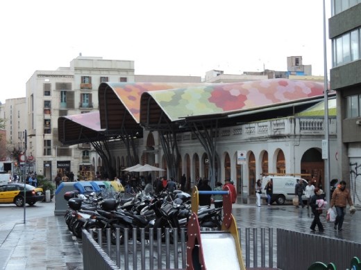 This roof caught our eye as we left the Cathedral. It's the Santa Caterina Mercado (market).