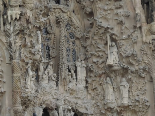 Realistic sculptures symbolize the glory of man's new life.