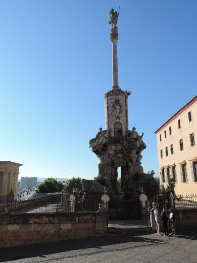 A better view of the Triunfo, with the Torre de la Calahorra in the background.