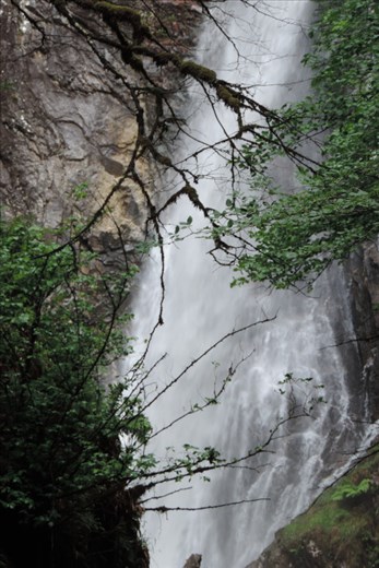The falls shimmer acroos the rock face