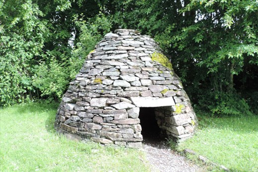 Prehistoric-Stone-Hut-at-Museum