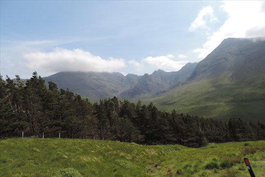 Nothwest-Side-of-the-Cuillins-Stand-Above-the-Fairy-Pools