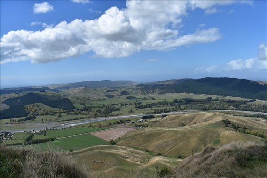 It too offers sweeping panoramas, this time of the Tukituki River valley.