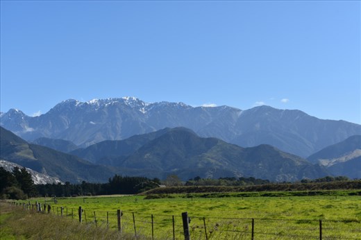 The inner Kaikouira Range, which sits off the coast, keeps its snowy cap all year.
