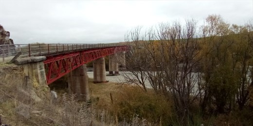 The Manuherikia Bridge is curved rather than straight. It's the 2nd longest bridge on the Rail Trail.