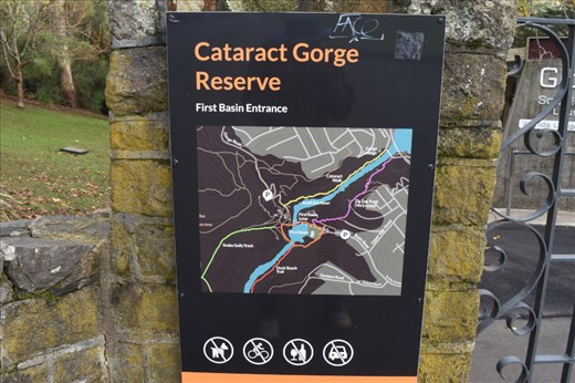 Kent took a stroll along the mostly level Cataract Walk (on the north side of the South Esk River).