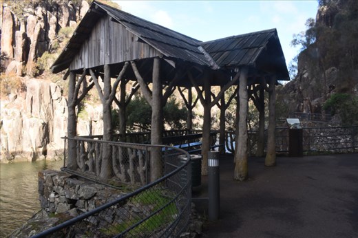 Just upriver from Kings Bridge, the Duchess Hut provided welcome shelter from the elements ... the sun on this fine morning!